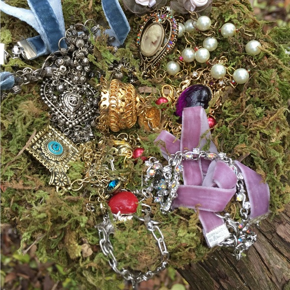 Small crystal square pendant on a mixed gemstones and velvet ribbon necklace. - Picture 6 of 6